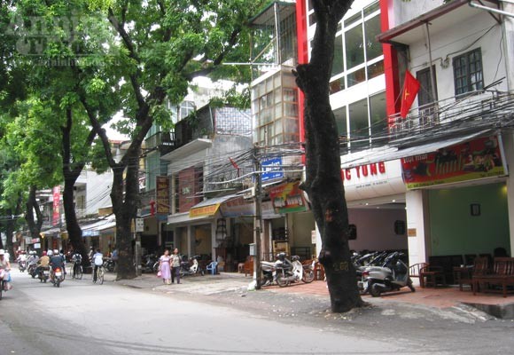Phố Đê La Thành còn được gọi là "phố đồ gỗ".